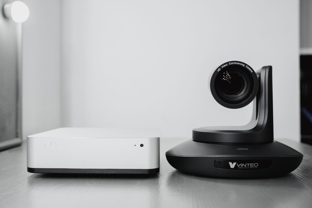 Групповой терминал Vinteo ST 720 в комплектации: PTZ HDMI камера х12 оптический зум; микрофон; ИК пульт; набор соединительных кабелей